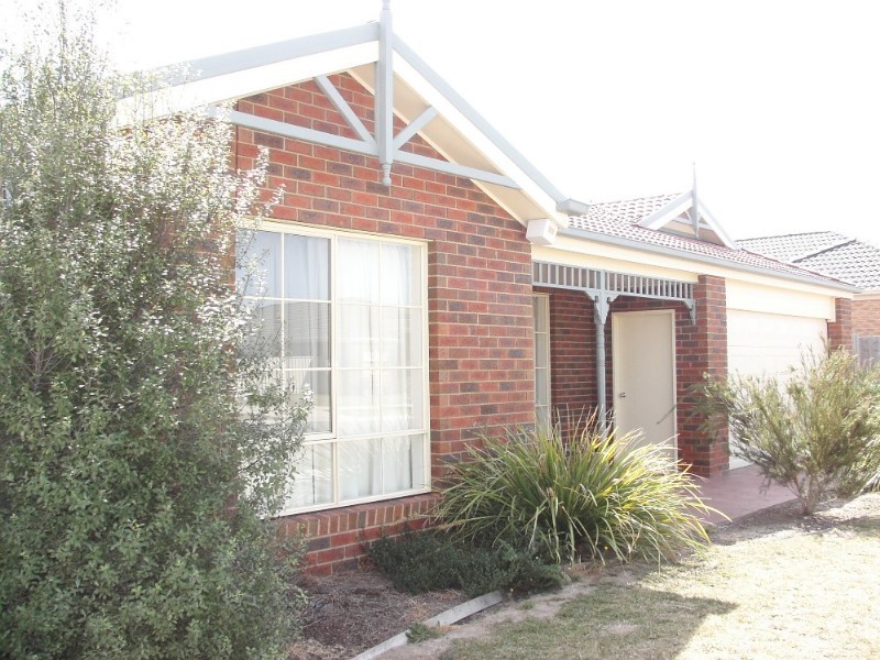 12 Honeyeater Way, Pakenham VIC 3810