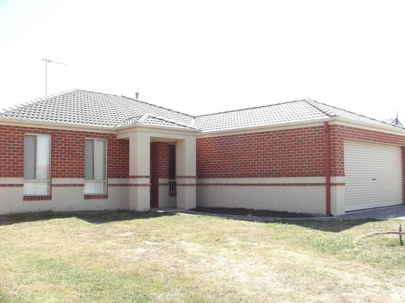 13 Grice Quadrant, Pakenham VIC 3810