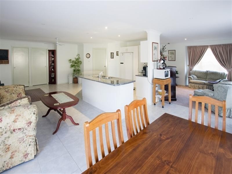 17 Emerald Drive, Meroo Meadow NSW 2540