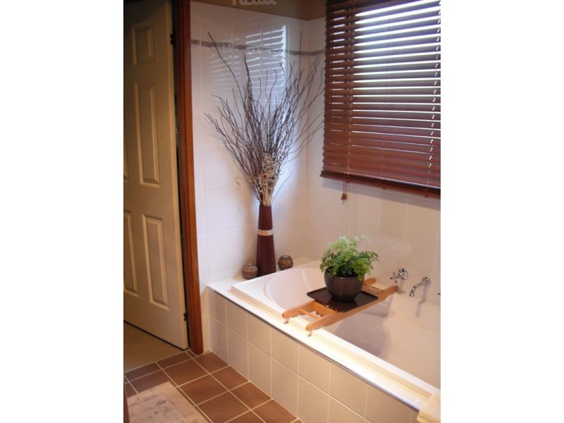 32 Ferntree Drive, Bomaderry NSW 2541