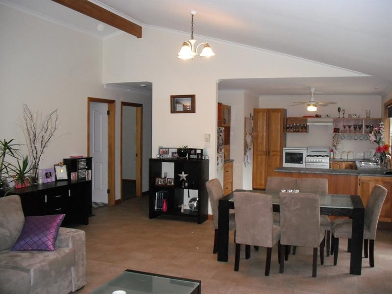 6 Chebec Close, Bomaderry NSW 2541