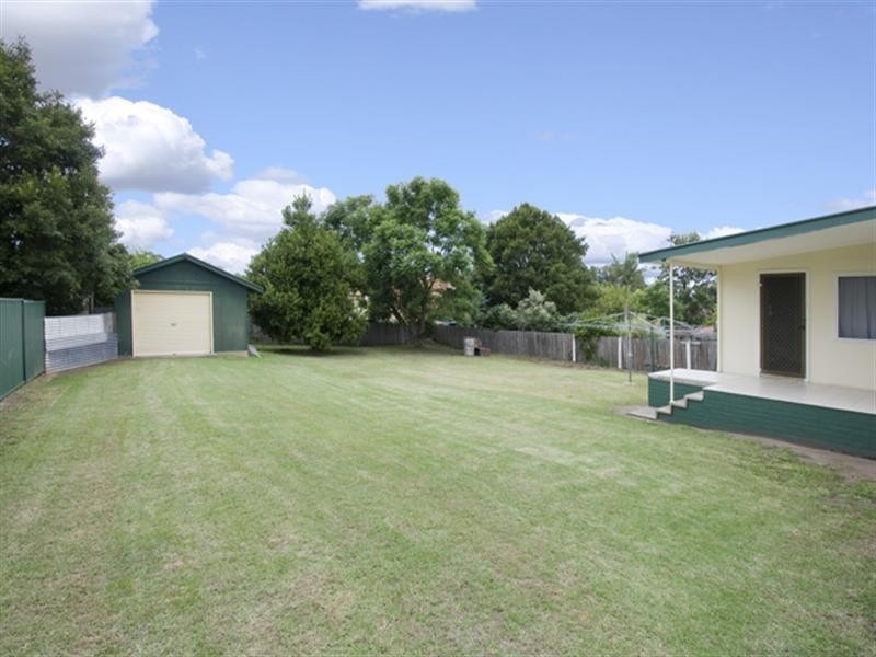 18 Brinawarr Street, Bomaderry NSW 2541