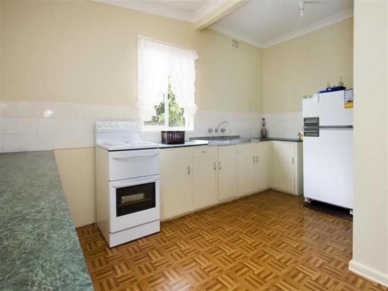 18 Brinawarr Street, Bomaderry NSW 2541