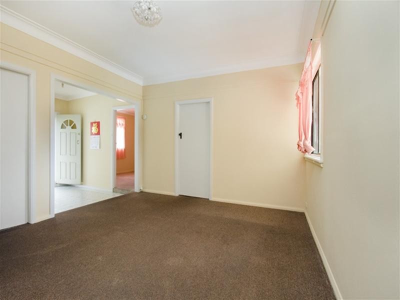 18 Brinawarr Street, Bomaderry NSW 2541