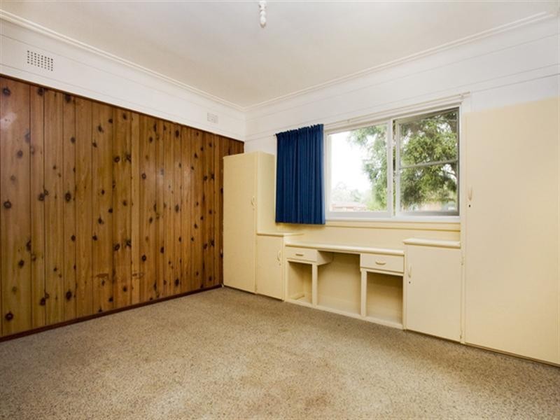 18 Brinawarr Street, Bomaderry NSW 2541