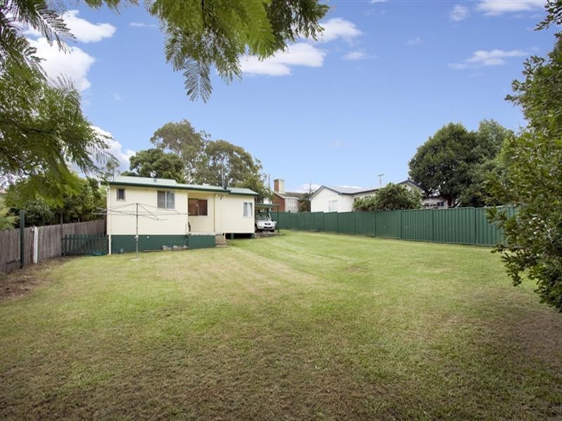 18 Brinawarr Street, Bomaderry NSW 2541