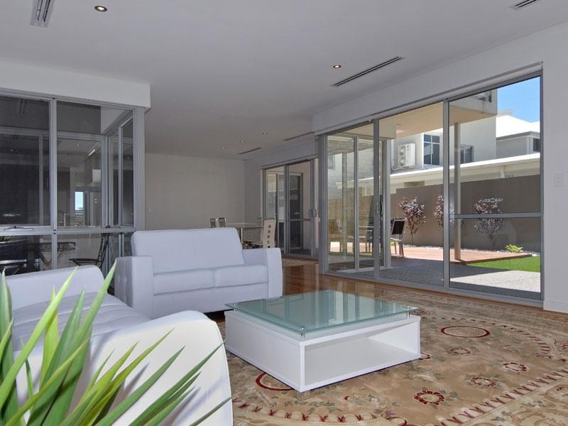 27 HEIRESSON Way, North Coogee WA 6163