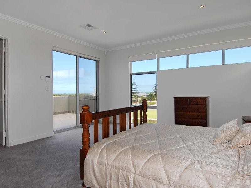 27 HEIRESSON Way, North Coogee WA 6163