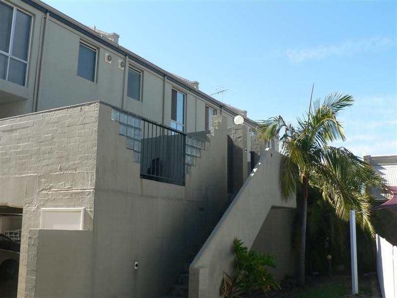 18/4 WATERWAY Court, Churchlands WA 6018