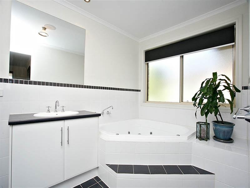 3 Robin Circuit, Evanston Park SA 5116