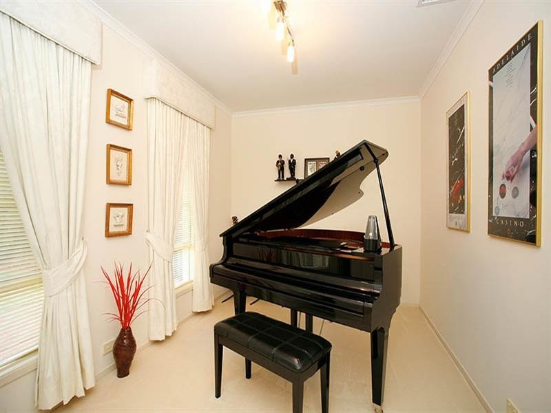 10 Rossiter Drive, Evanston Park SA 5116
