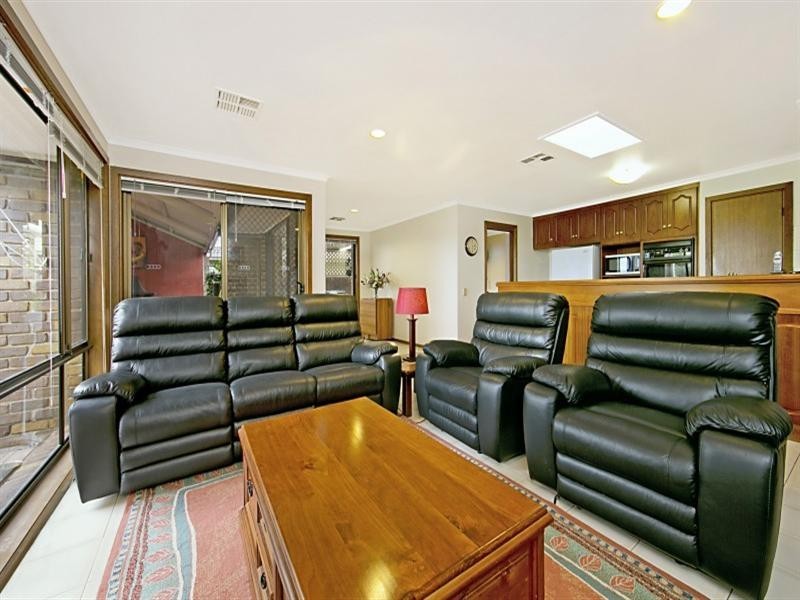 9 Lithgow Court, Redwood Park SA 5097