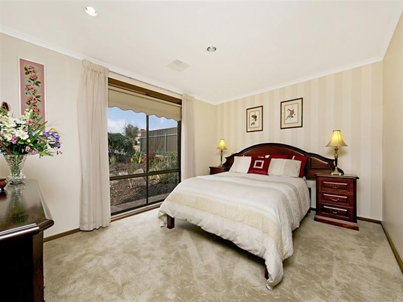 9 Lithgow Court, Redwood Park SA 5097