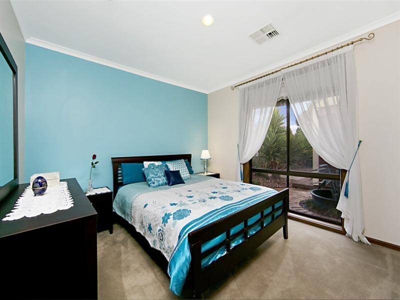 9 Lithgow Court, Redwood Park SA 5097