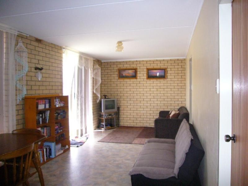 a & b/11 Central Road, Wonthella WA 6530