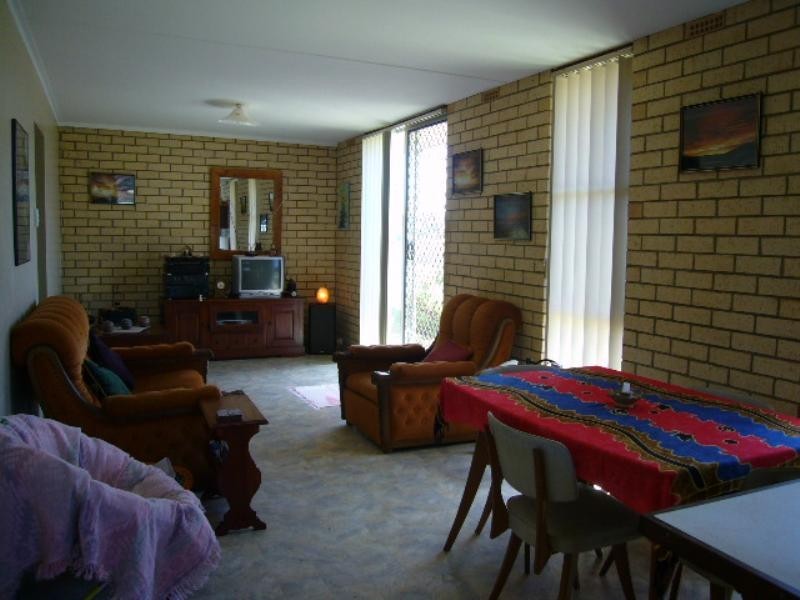 a & b/11 Central Road, Wonthella WA 6530