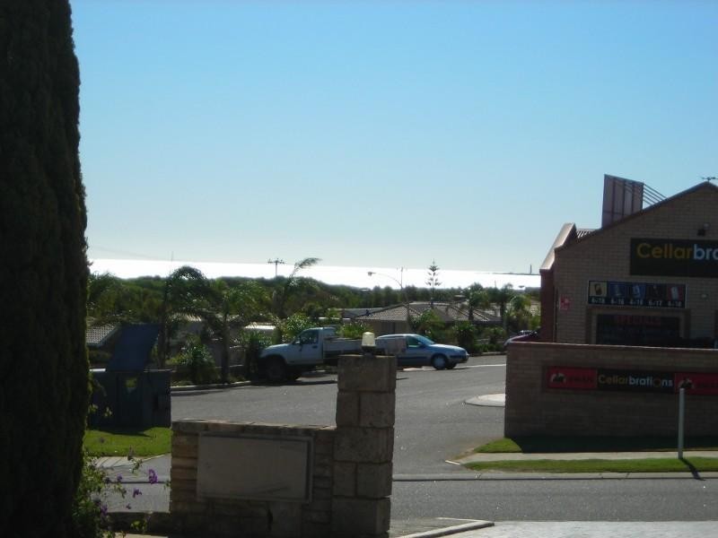 2/4 McDermott Avenue, Wandina WA 6530