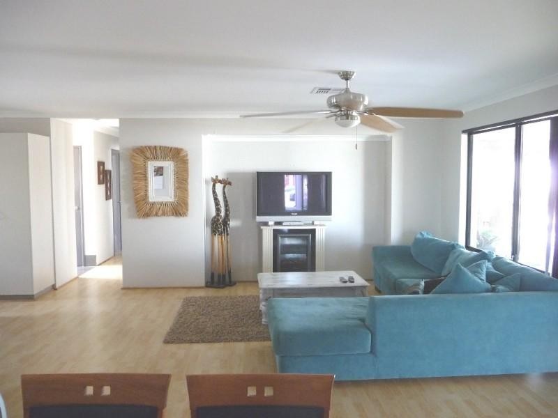 16 Dove Place, Wandina WA 6530