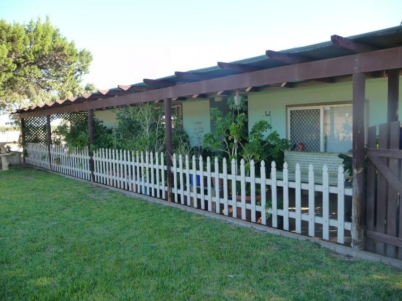 101 Hall Road, Waggrakine WA 6530