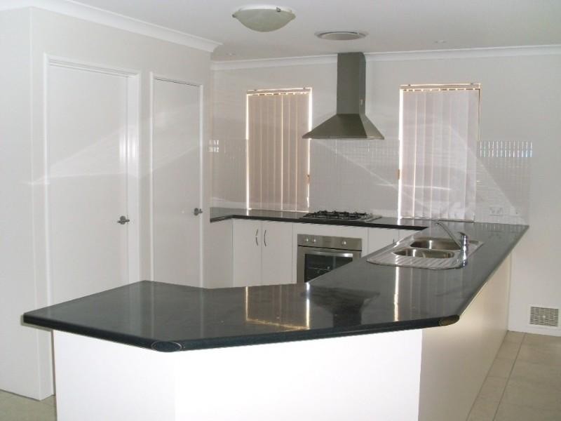 8 Roding Street, Deepdale WA 6532