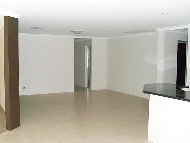 8 Roding Street, Deepdale WA 6532