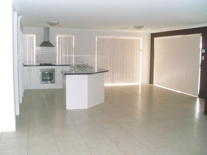 8 Roding Street, Deepdale WA 6532