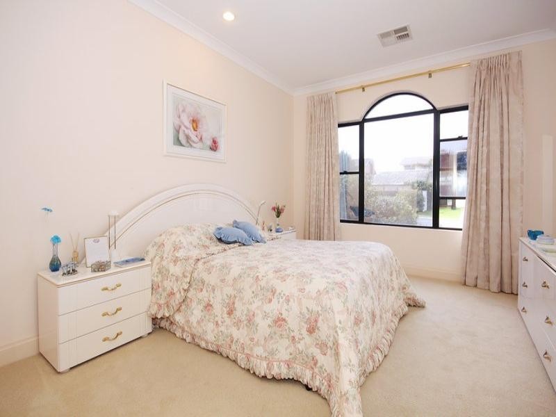 2A Sunlake Place, Tennyson SA 5022