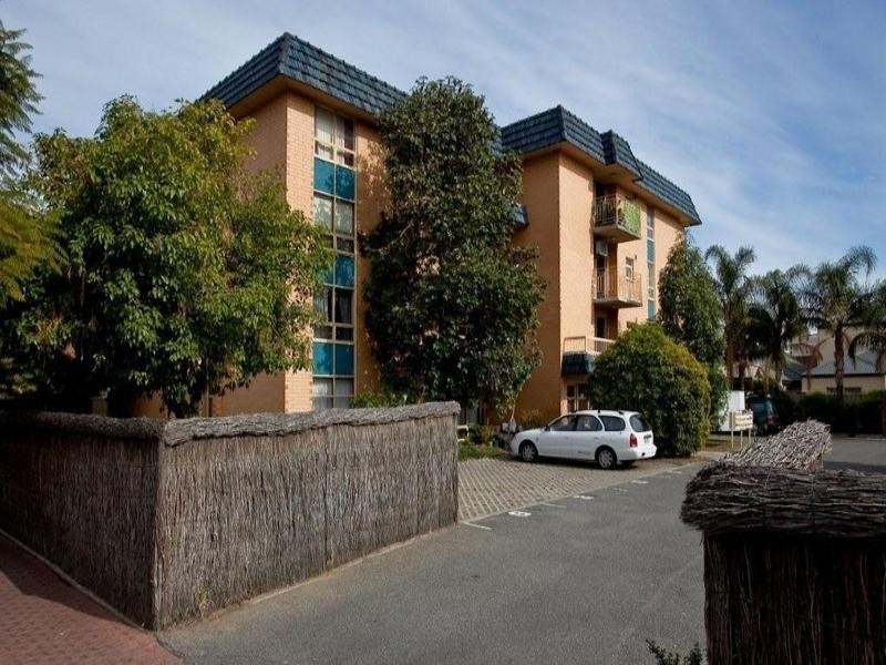 4/15 Byron Stret, Glenelg SA 5045