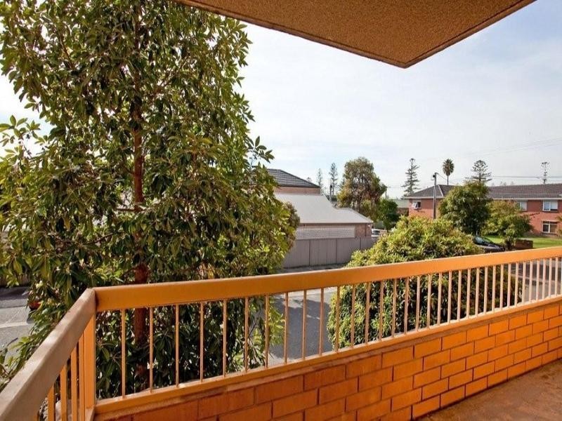 4/15 Byron Stret, Glenelg SA 5045