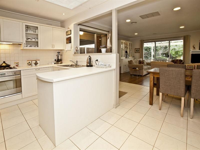 4 Tiverton Drive, Mulgrave VIC 3170