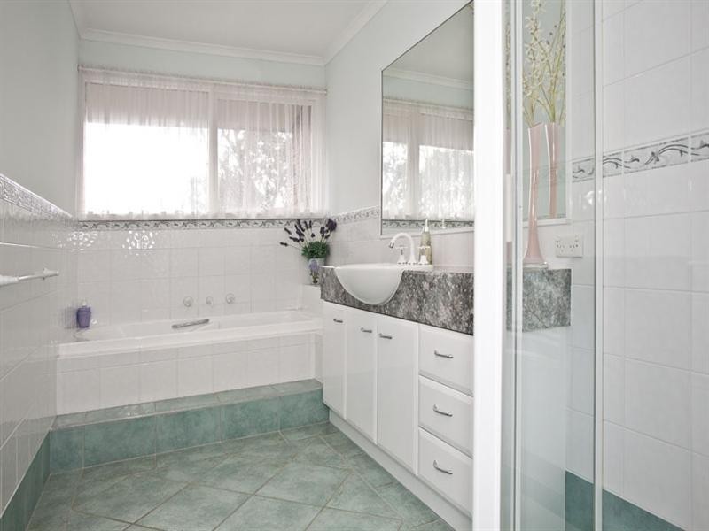 17 Heatherlea Drive, Wheelers Hill VIC 3150