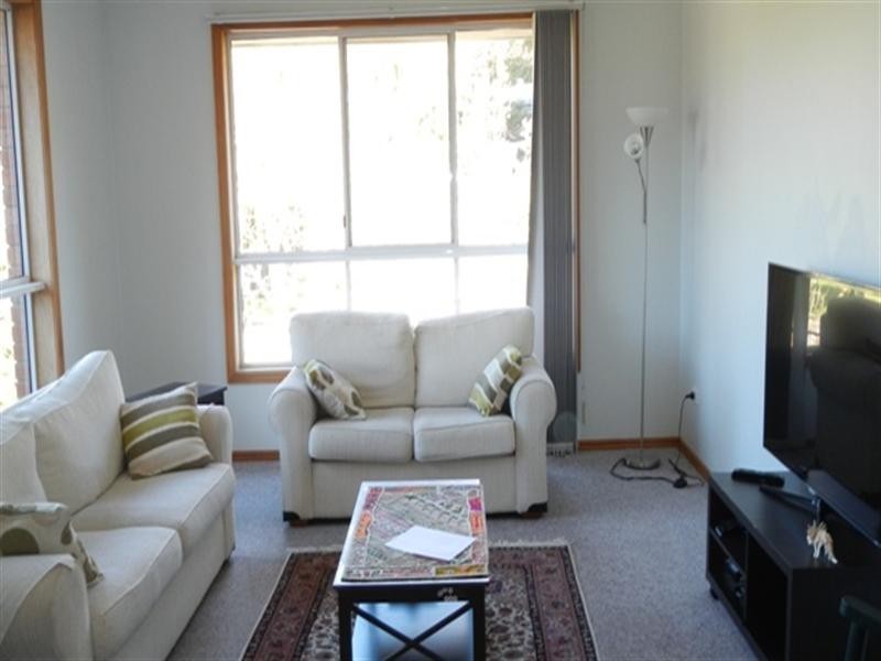 1/6 Rheanva Street, Berwick VIC 3806