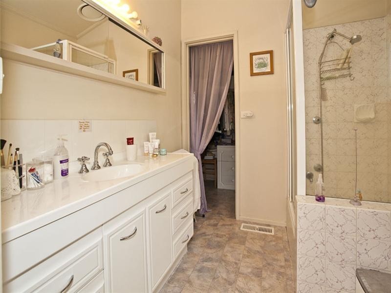 50 Greenways Road, Glen Waverley VIC 3150