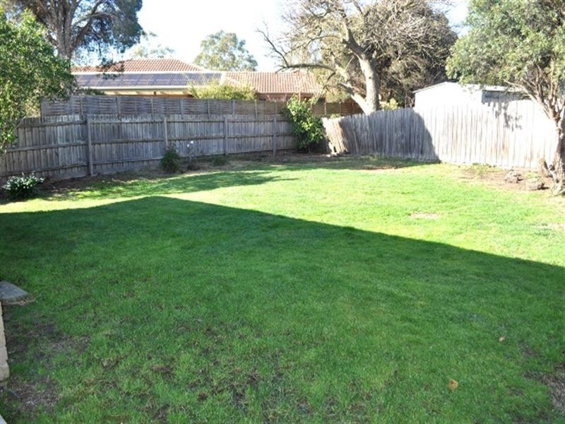 2/4 Hillgrove Close, Wheelers Hill VIC 3150