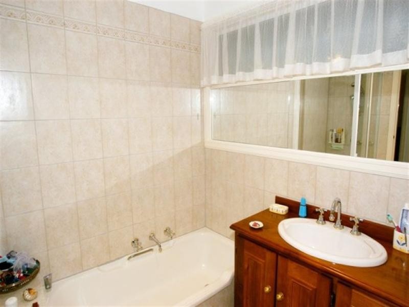8 Merrick Crescent, Glen Waverley VIC 3150