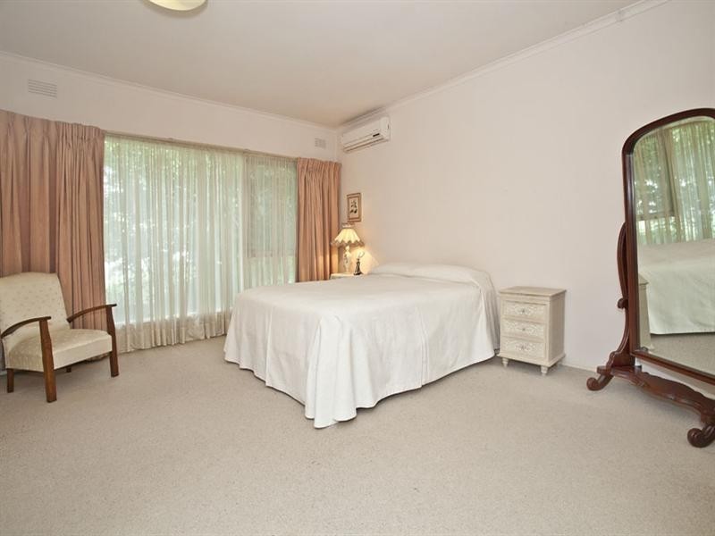 9 Leamington Crescent, Glen Waverley VIC 3150