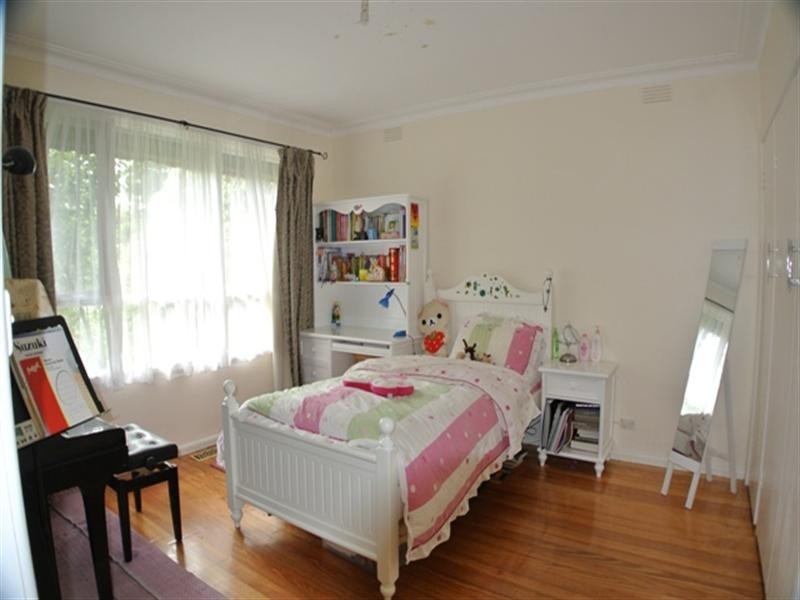 31 Railway Avenue, Ringwood East VIC 3135