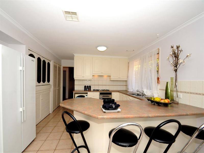 8 King Arthur Drive, Glen Waverley VIC 3150