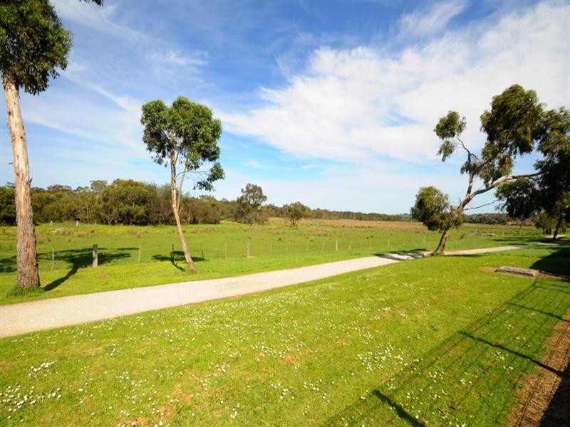 8 King Arthur Drive, Glen Waverley VIC 3150