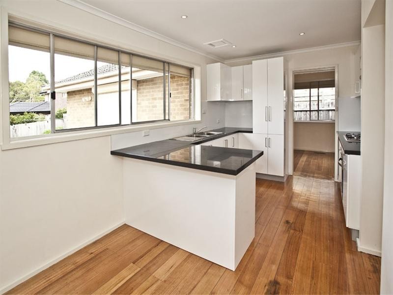 8 Coomleigh Avenue, Glen Waverley VIC 3150