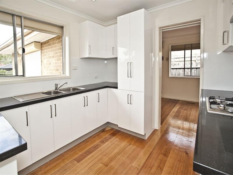 8 Coomleigh Avenue, Glen Waverley VIC 3150
