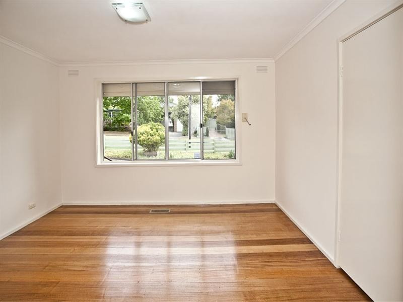 8 Coomleigh Avenue, Glen Waverley VIC 3150