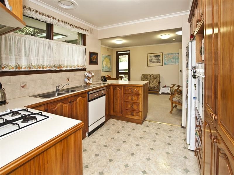 37 Ingleside Crescent, Glen Waverley VIC 3150