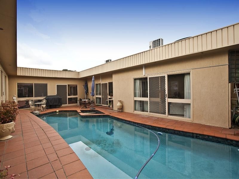 6 Strand Close, Glen Waverley VIC 3150