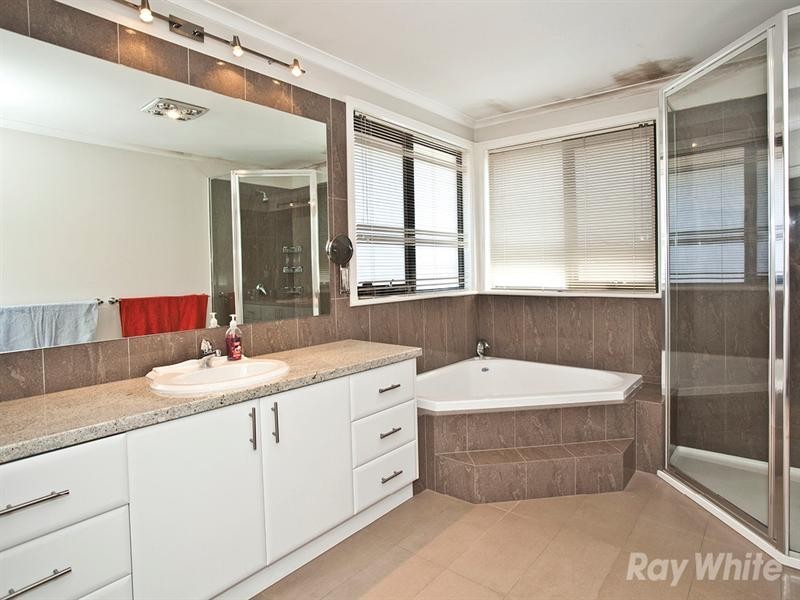 25 Ivanhoe Street, Glen Waverley VIC 3150