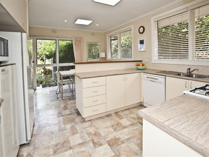 16 Southdown Avenue, Glen Waverley VIC 3150