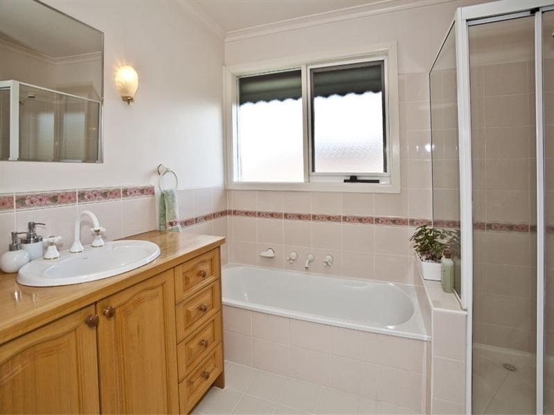 16 Southdown Avenue, Glen Waverley VIC 3150