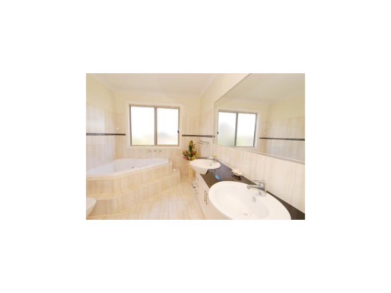 8 Albert Crescent, Mulgrave VIC 3170