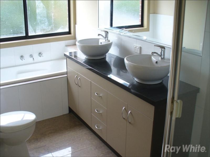 1/3 Sutton Court, Glen Waverley VIC 3150