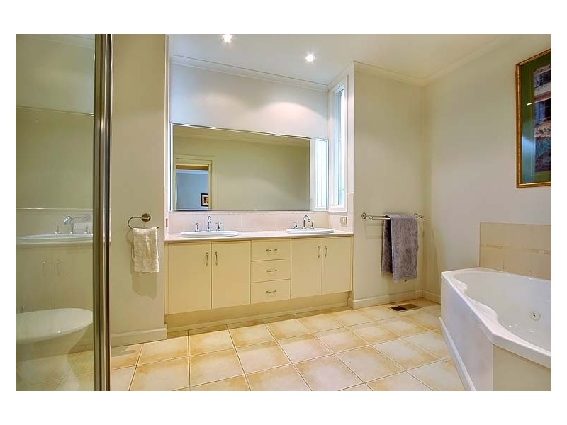 2 Rosalind Crescent, Blackburn VIC 3130